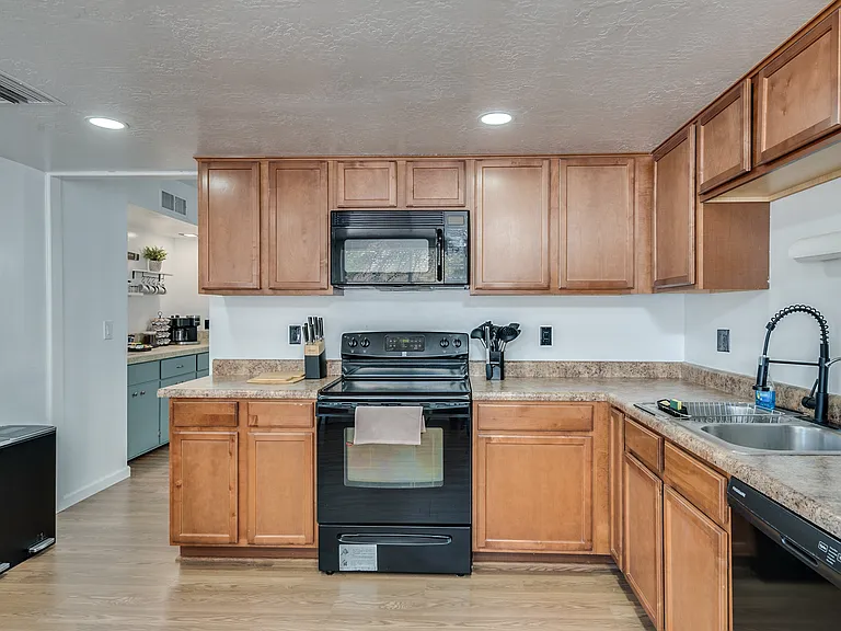 E Celeste Dr — Photo 9