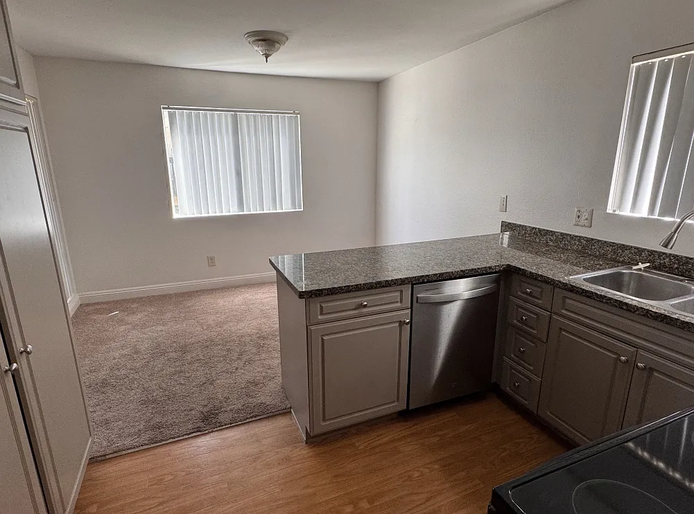 2 bed, 944 sqft, $2,600 — Photo 3