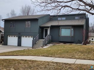 915 Jennifer St, Madison, SD 57042