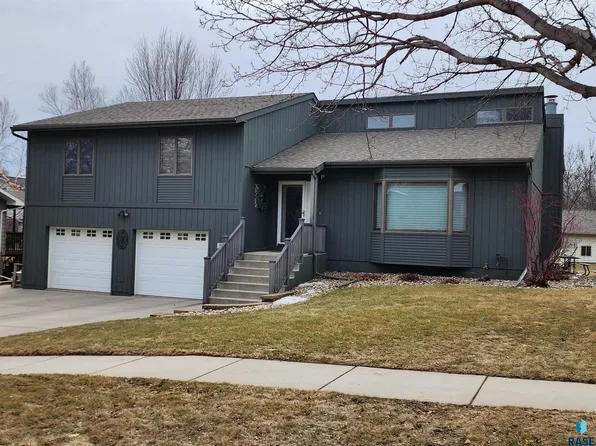 915 Jennifer St, Madison, SD 57042