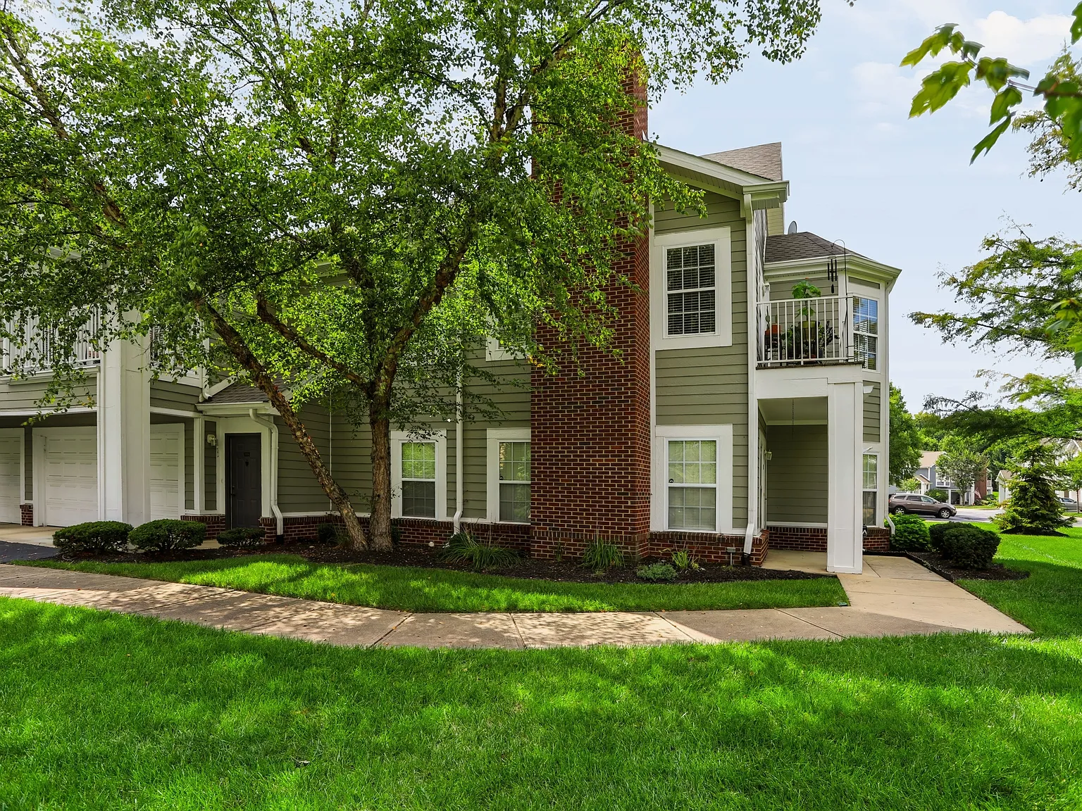 3 bed, 2.0 bath, 1640 sqft, $2,300 — Photo 3