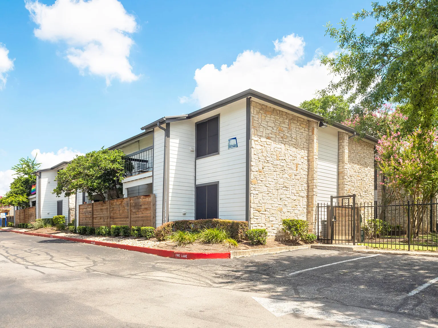5200 N Lamar Boulevard — Photo 2