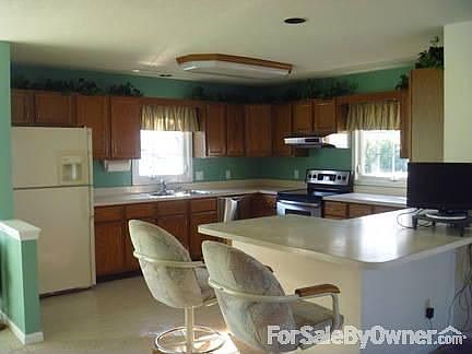 Kitchen
						:
						TONS of cabinets!