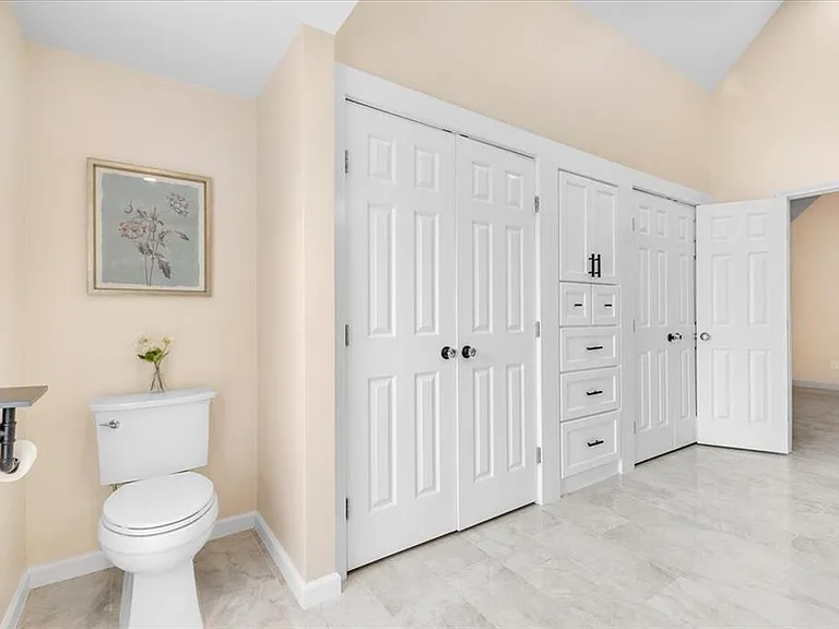 1042 Saint John Dr — Photo 8