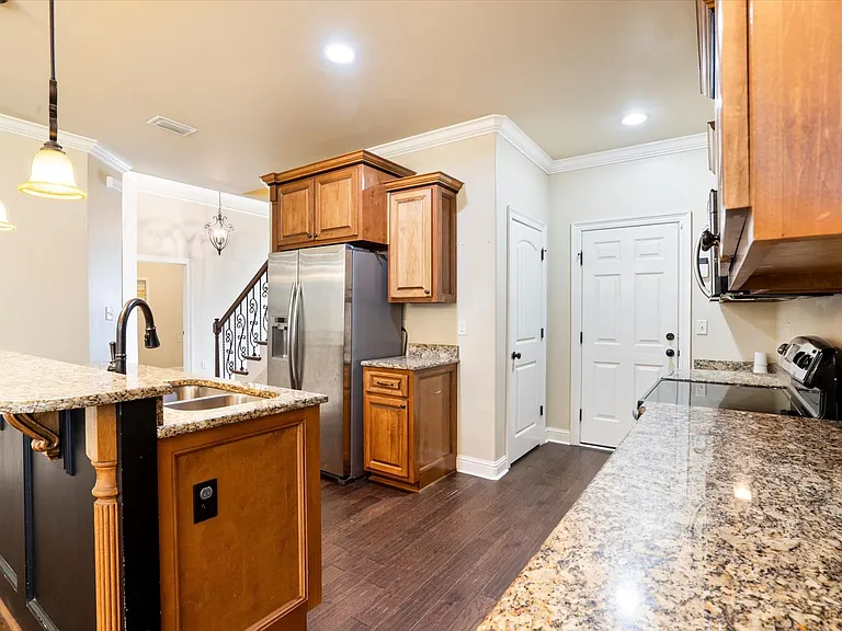 1056 Linlen Ave — Photo 5