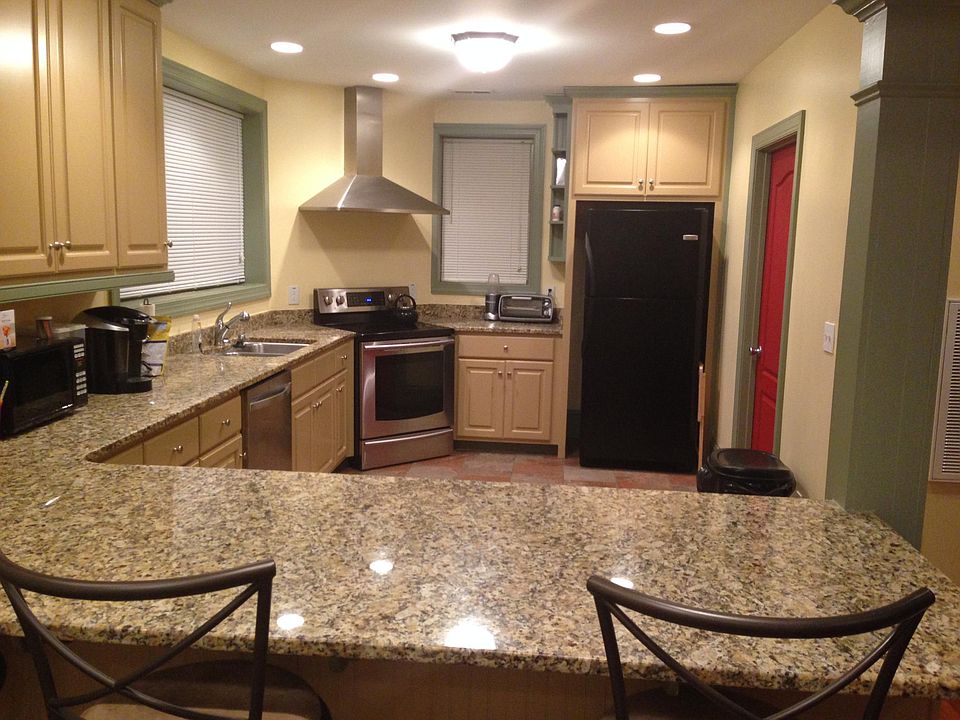 Kitchen & Breakfast Bar