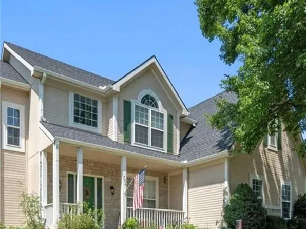 702 Cottonwood Dr, Lansing, KS 66043