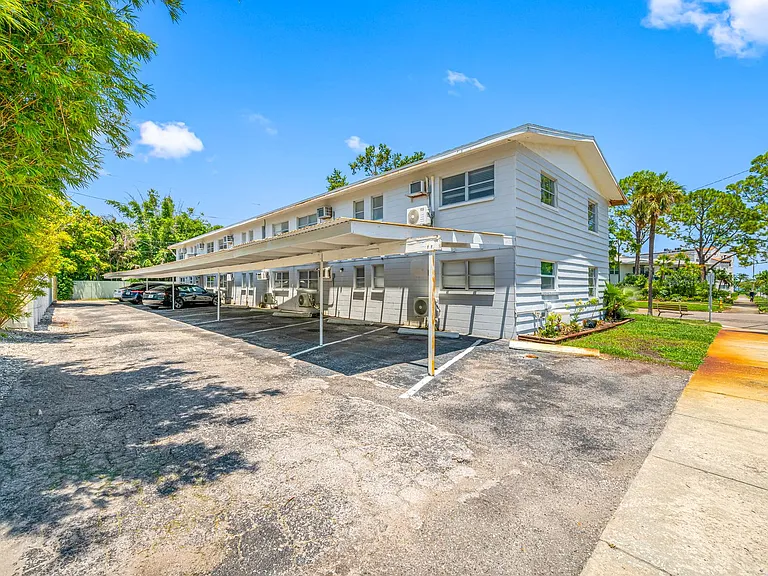 1200 Beach Dr NE — Photo 13