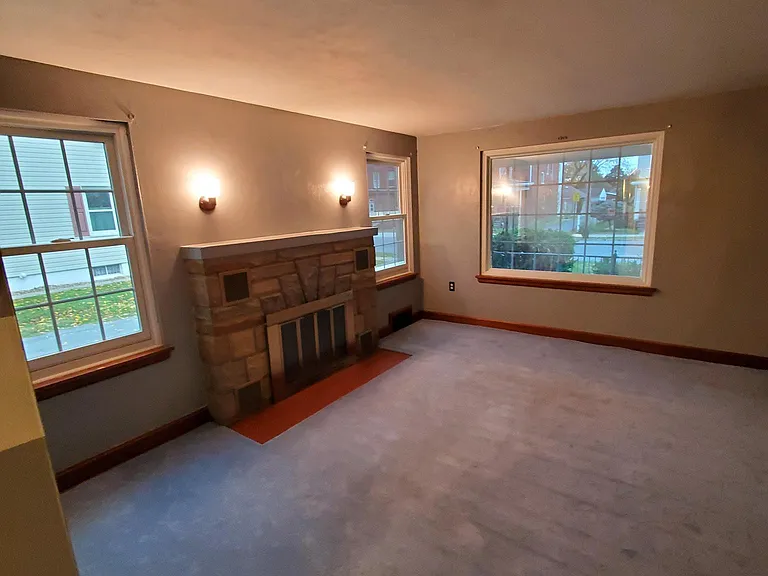 Living room with Fireplace and Baywindow