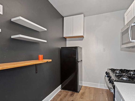 3rd image of 115 Highland Ave APT 18