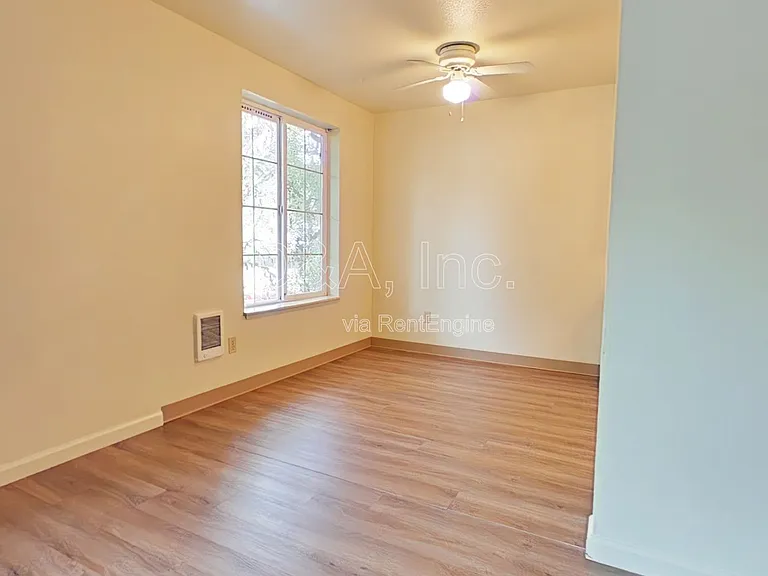 325 SE Lilly Ave #C — Photo 3