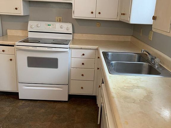 3rd image of 900 S 19th St APT 2