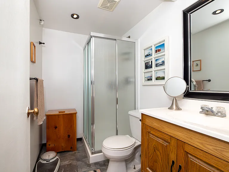 670 Saskatchewan Cres E — Photo 8