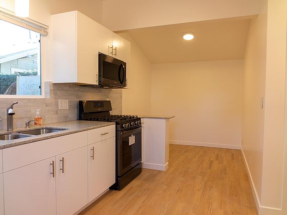 5th image of 3032 8th Ave