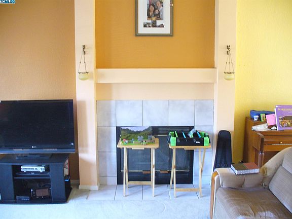 4th image of 1038 N Chinowth Street