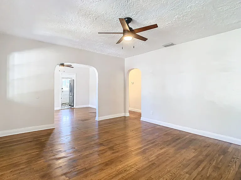 401 E Lambright St — Photo 7