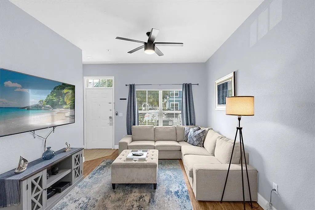 3 bed, 2.0 bath, 1296 sqft, $2,600 — Photo 3