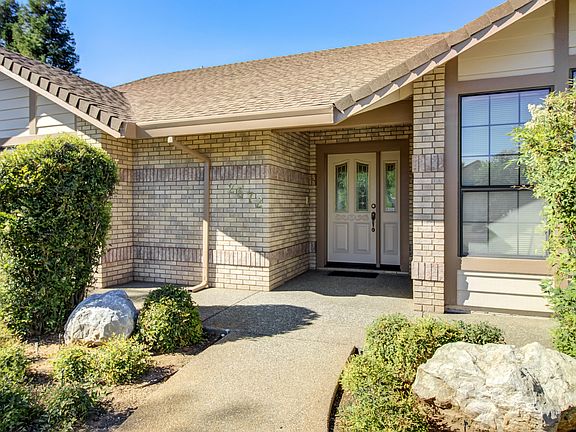 3rd image of 2572 Western Oak Dr