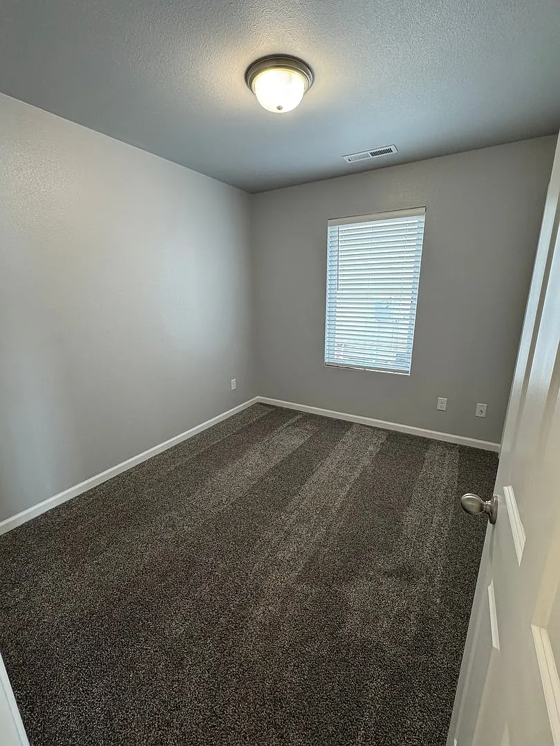 Cute twin home in SE Mandan — Photo 4