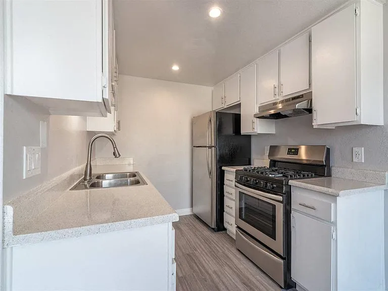 Ascot Park Apartments — Photo 10
