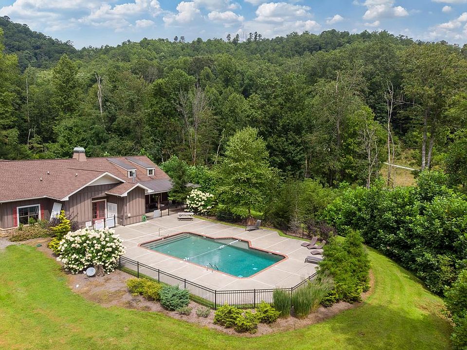 1st image of 106 Golden Falls Dr