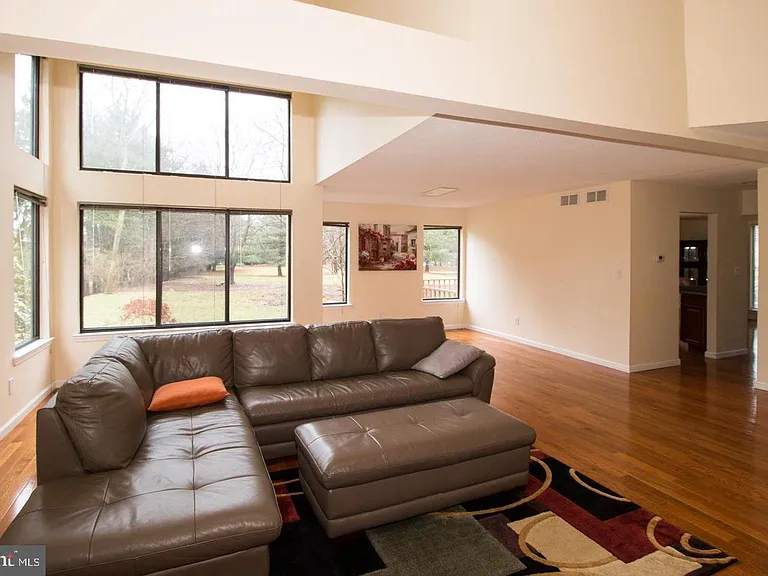 80 Sayre Dr — Photo 3
