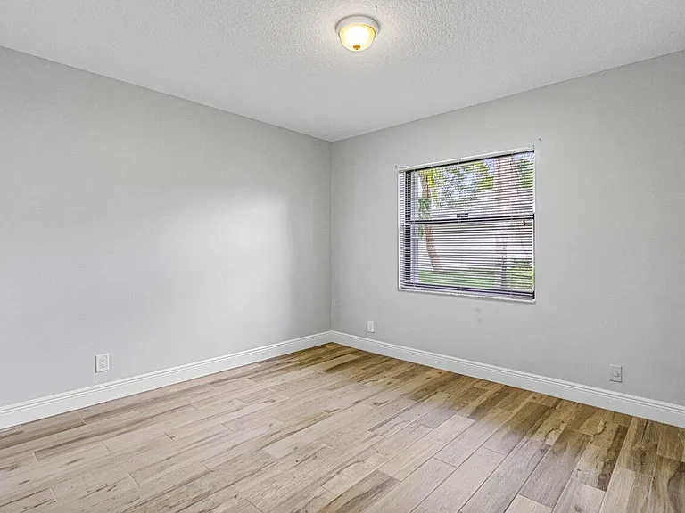 1849 Tulip Ln — Photo 22
