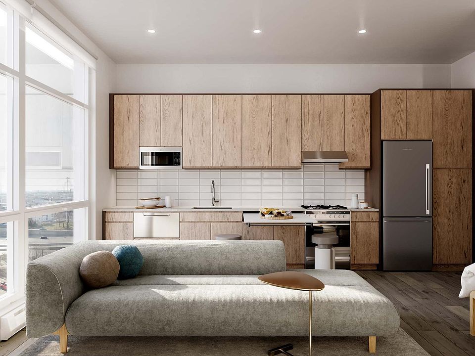 1st image of 823 N Milwaukee Ave