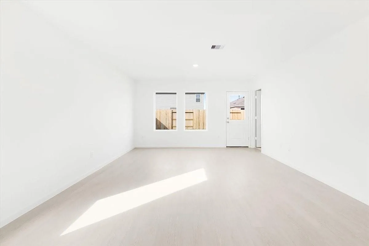 3 bed, 2.0 bath, 1311 sqft, $1,800 — Photo 3