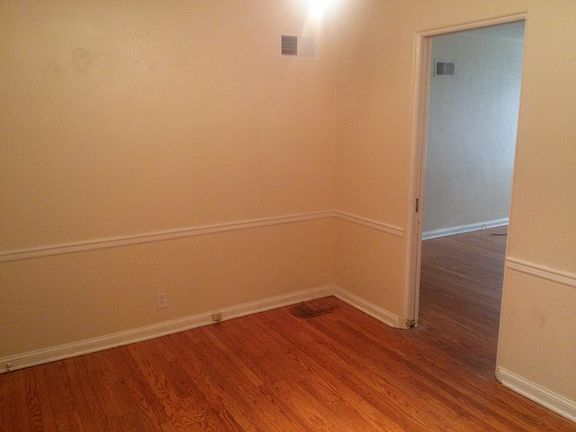 5th image of 3965 Canterbury Dr APT B