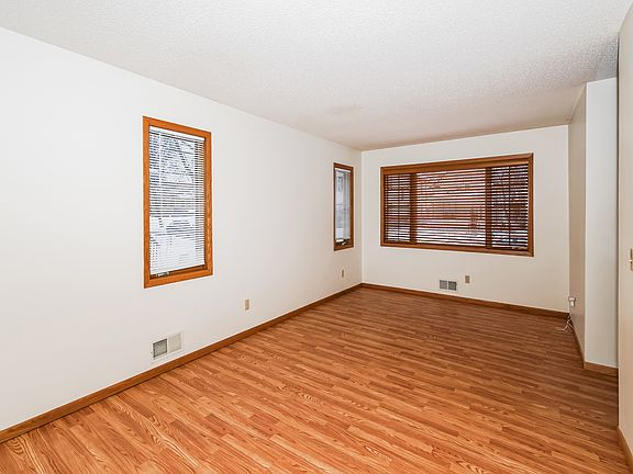 004-photo-main-bedroom-12557337_03112023