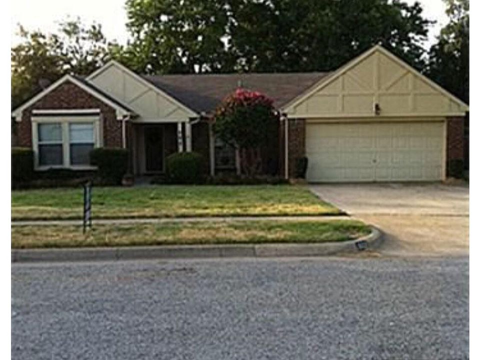 1st image of 302 Sandlewood Ln