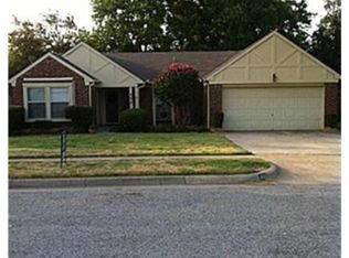 302 Sandlewood Ln, Euless, TX 76039