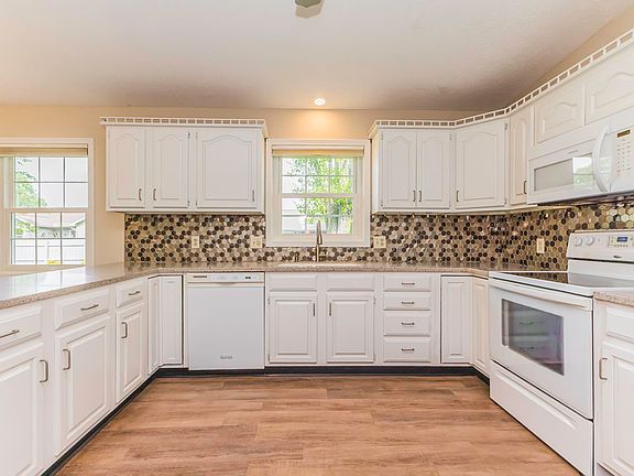 5th image of 4704 N Camelot Dr