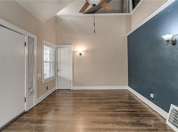 3rd image of 5219 Woodland Ave