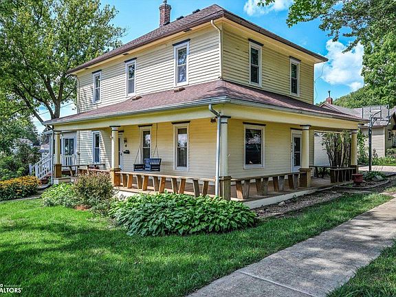 2nd image of 400 Country St