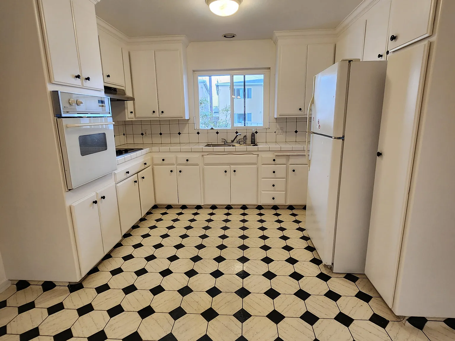 2 bed, 1215 sqft, $3,400 — Photo 2