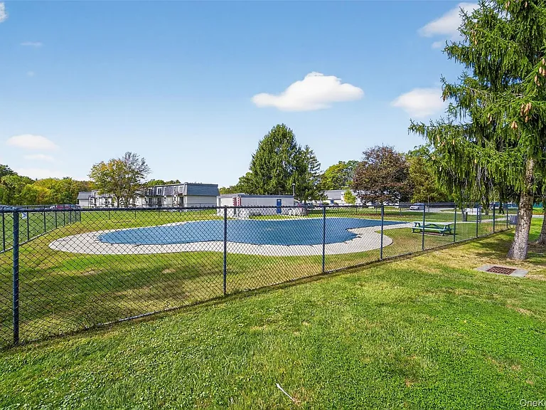 4 White Gate Rd #K — Photo 29