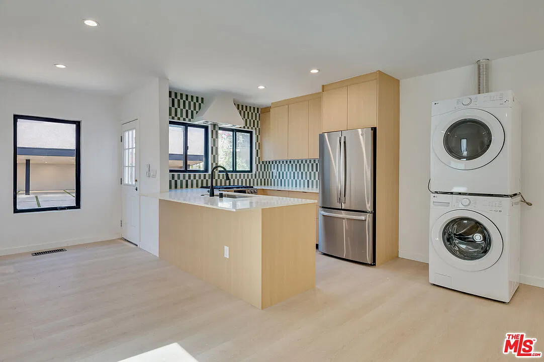 2 bed, 2.0 bath, 985 sqft, $4,500 — Photo 3