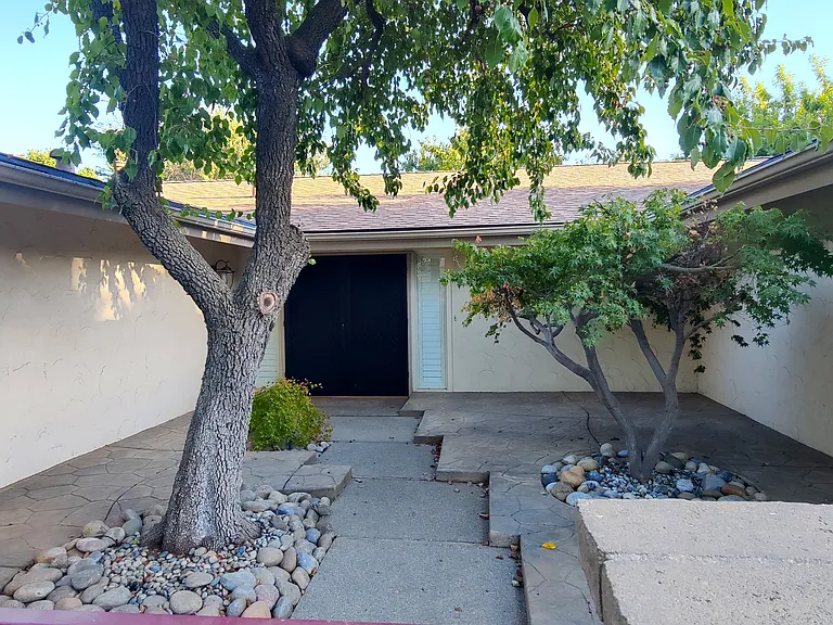 3421 W Los Altos Ave — Photo 2