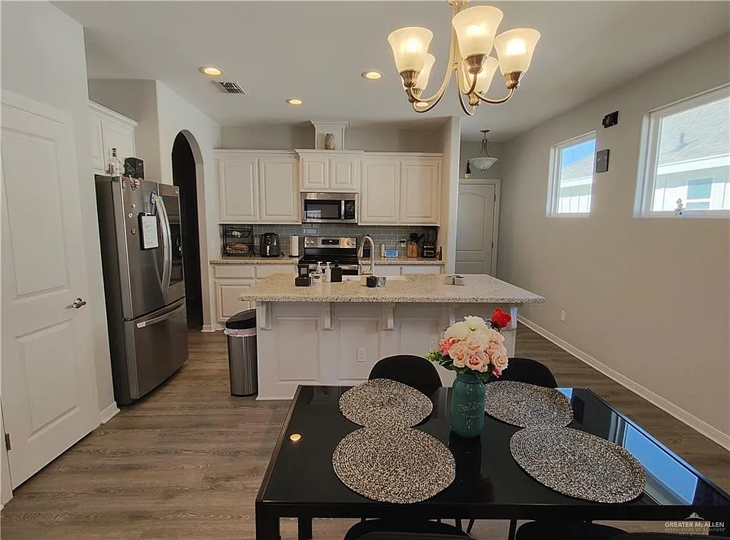 3 bed, 2.0 bath, 1074 sqft, $1,900 — Photo 4