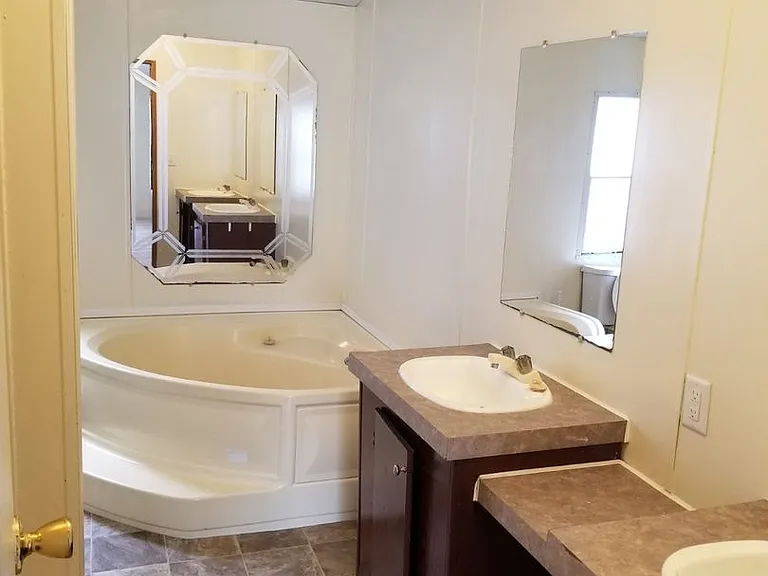944 Hollywood Dr — Photo 9