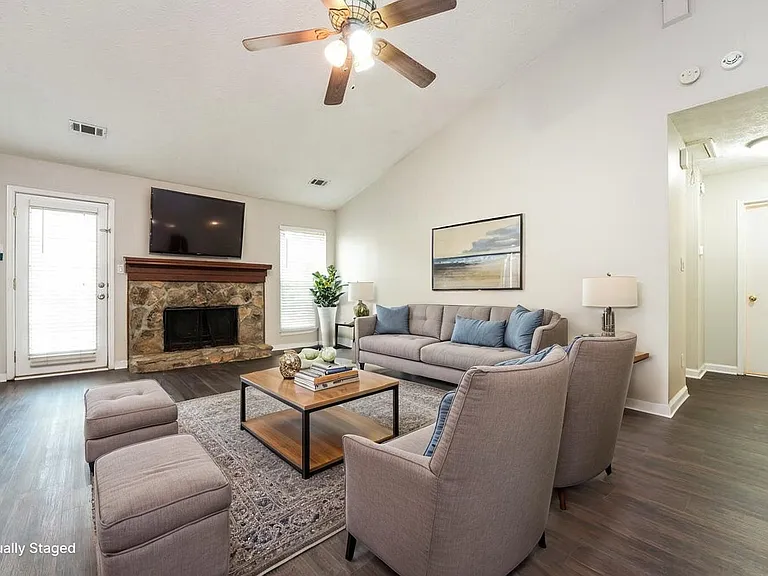 462 Sherwood Cir — Photo 3