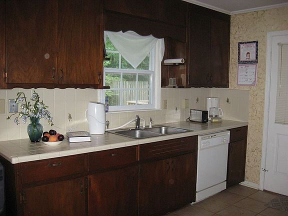 5th image of 240 Janis Dr