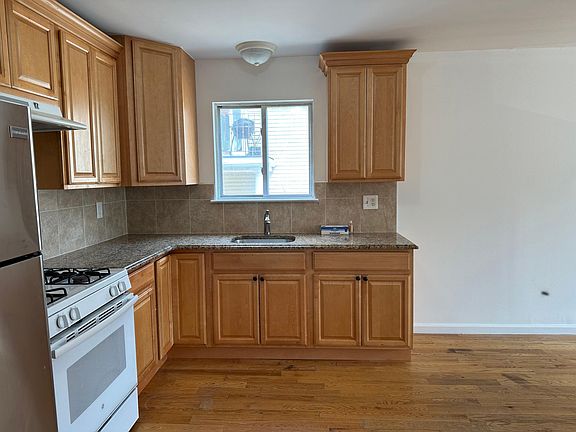 2nd image of 342 E Davis Ave
