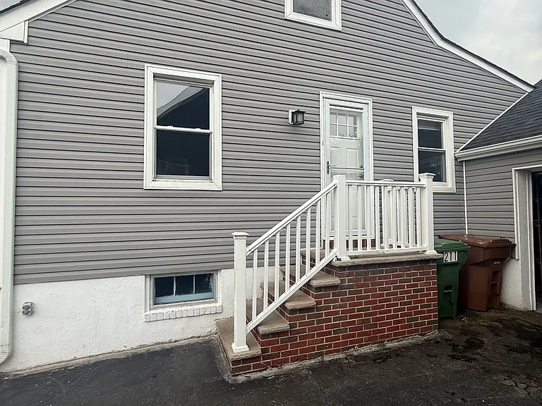 211 Bradford Ave — Photo 22