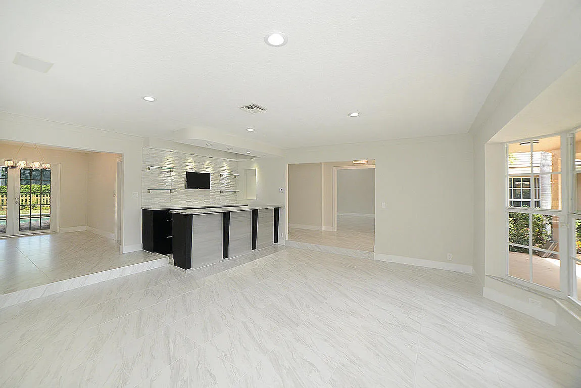 5 bed, 4.0 bath, 3741 sqft, $9,800 — Photo 4