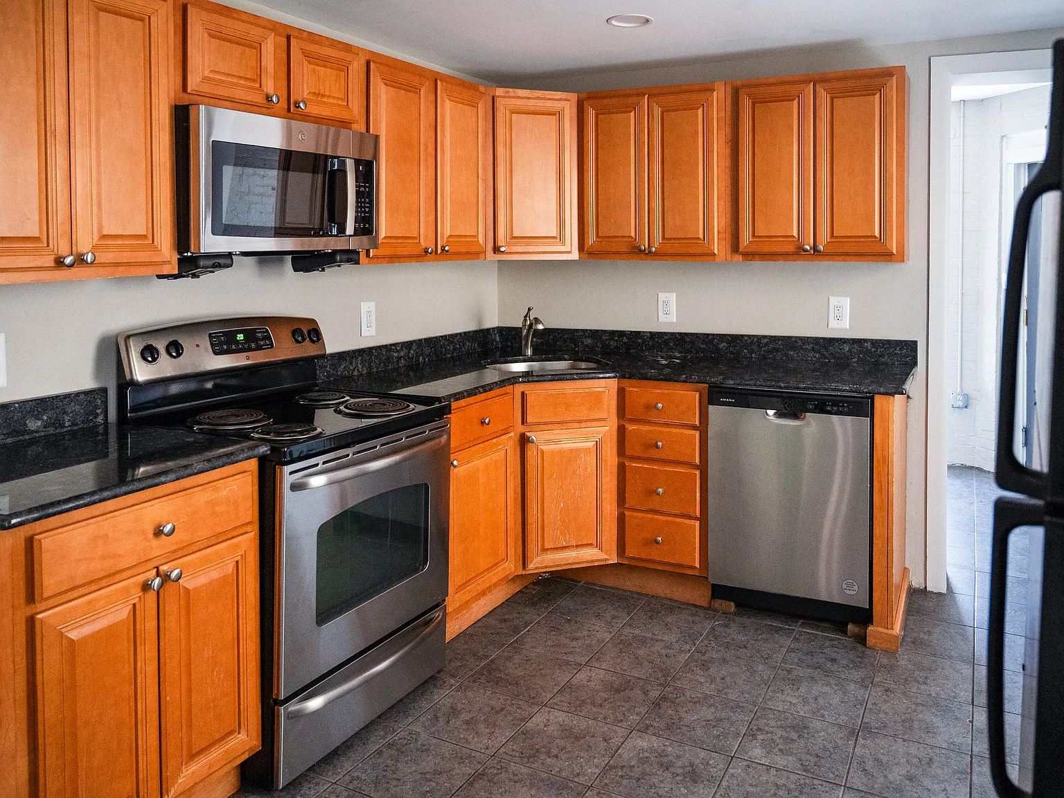 6 bed, 3.5 bath, 2833 sqft, $5,970 — Photo 3