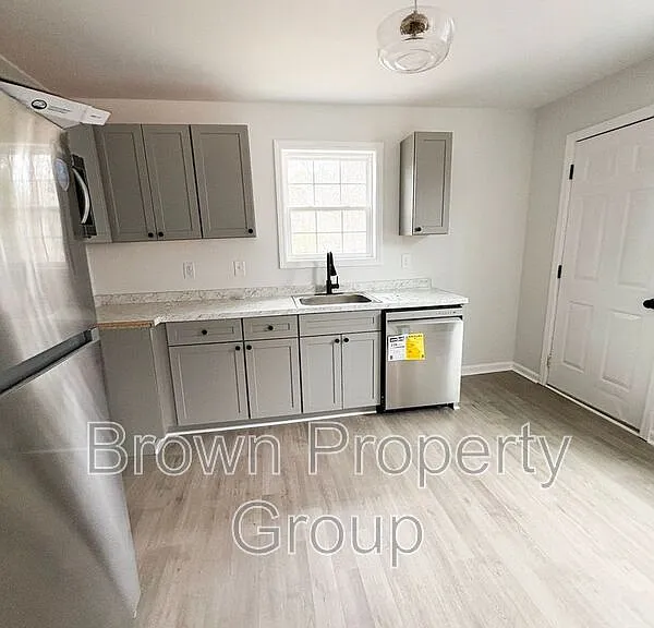 215 Andy St — Photo 7