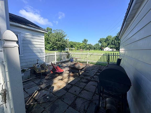 3rd image of 3730 Benton Rd